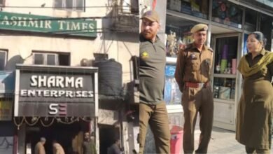 Jammu News: जम्मू-कश्मीर पुलिस ने अंग्रेजी अखबार के दफ्तर पर मारा छापा, संपादक से हो सकती है पूछताछ