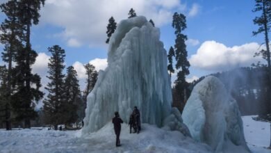 Kashmir Weather: कश्मीर में कड़की ठंड लेकिन गुलमर्ग सबसे गर्म, जानें बाकी इलाकों में कितनी गिरा पारा