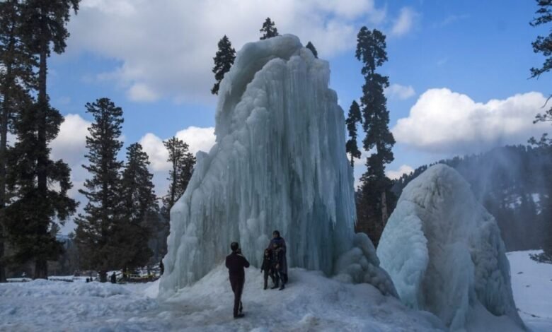 Kashmir Weather: कश्मीर में कड़की ठंड लेकिन गुलमर्ग सबसे गर्म, जानें बाकी इलाकों में कितनी गिरा पारा