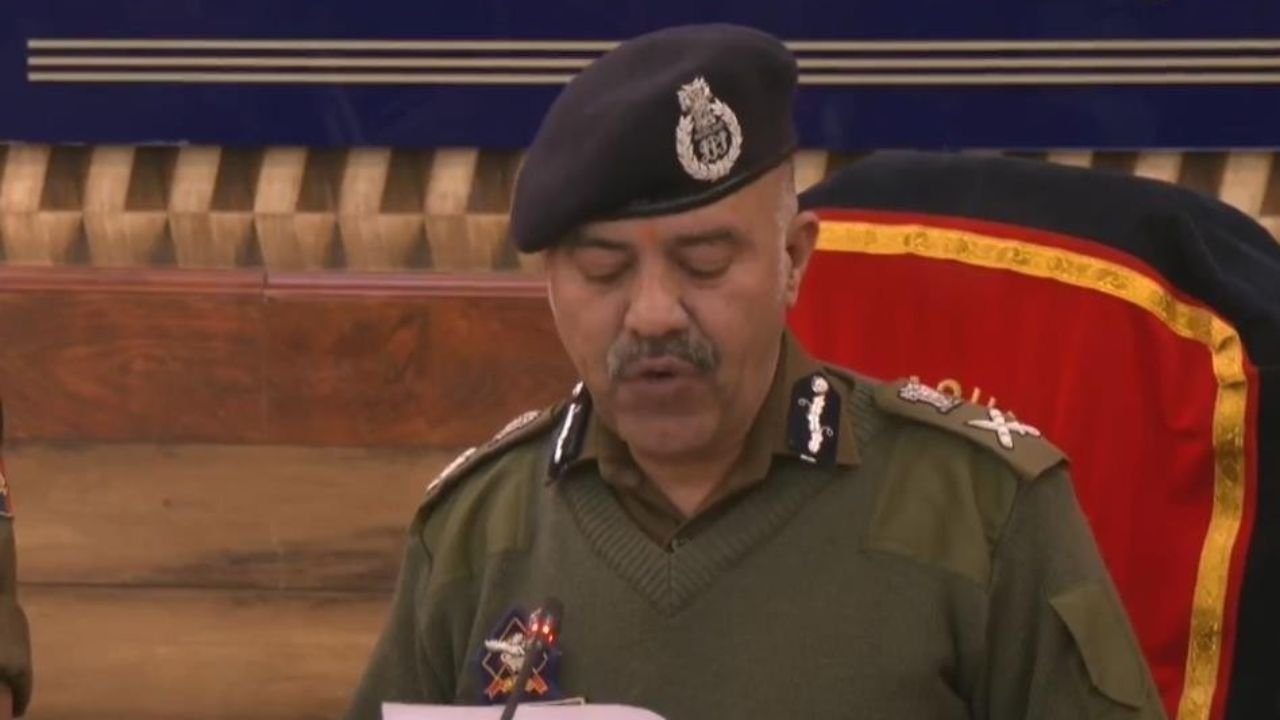 Jammu-Kashmir News: नौगाम ब्लास्ट के शहीद अजाज मीर के घर पहुंचे DGP, परिवार को भरोसा दिलाया हमेशा साथ खड़ी रहेगी पुलिस