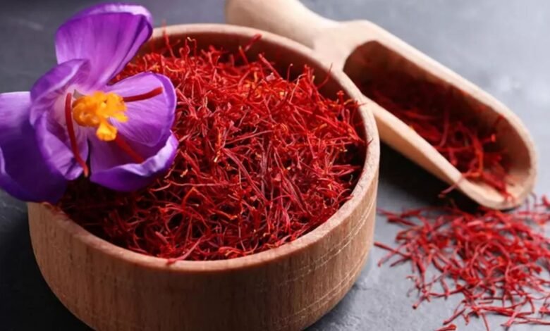 Kashmiri Saffron: कश्मीर में केसर की खेती बर्बादी के कगार पर, 90% तक घटा उत्पादन, किसानों में मची हड़कंप