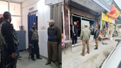 J&K News: कश्मीर पुलिस ने खाद दुकानों और कार शोरूम में छापा, अवैध वाहन बिक्री पर रोक लगाने की कोशिश