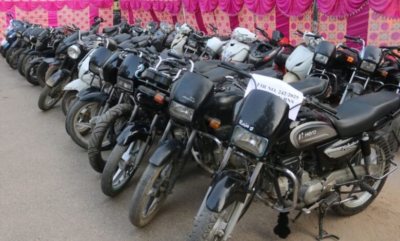 Jammu News: जम्मू पुलिस ने बाइक-स्कूटर चोरों का भंडाफोड़ किया, तीन गिरफ्तार और 40 चोरी वाहन बरामद