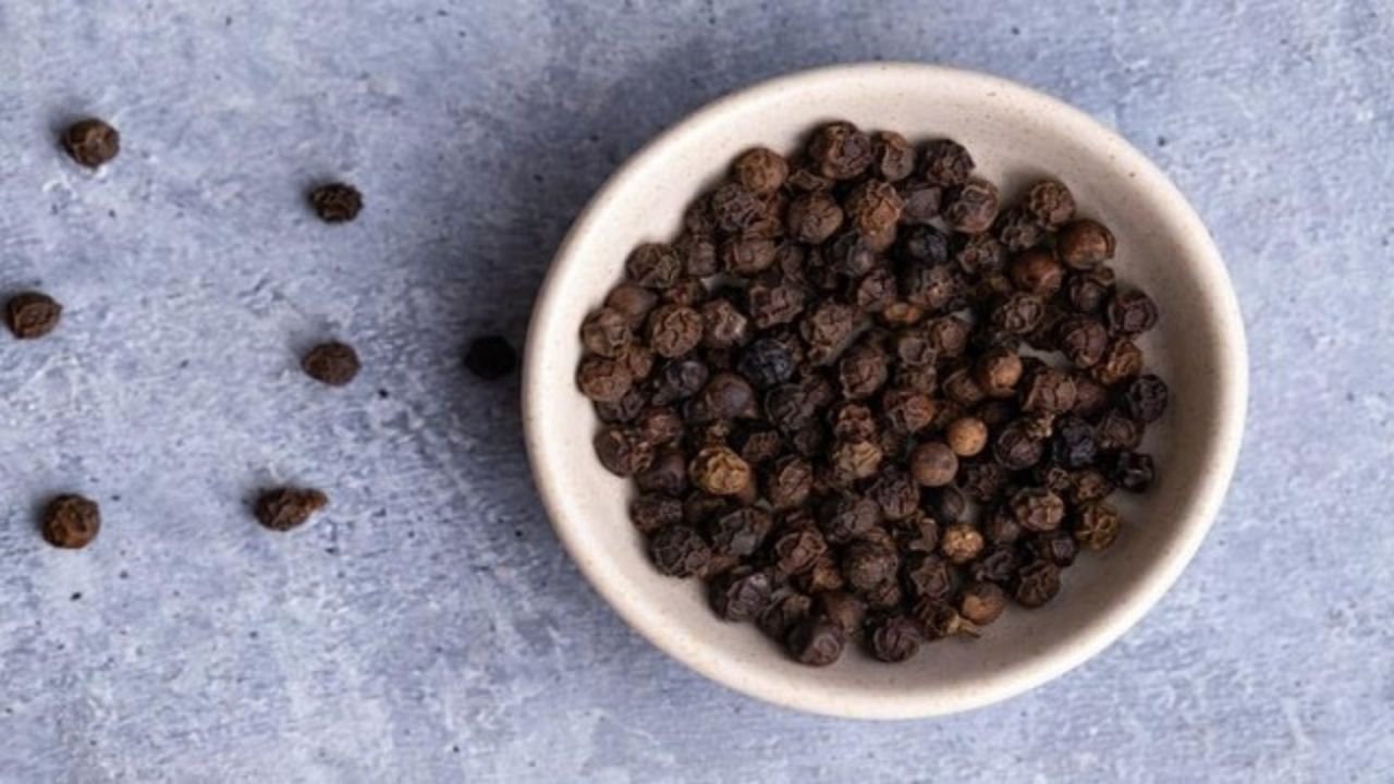 Black Pepper Water: सर्दियों में काली मिर्च पानी पीना बन सकता है सेहत का सुपरहिट इलाज पेट और इम्युनिटी दोनों मजबूत करे