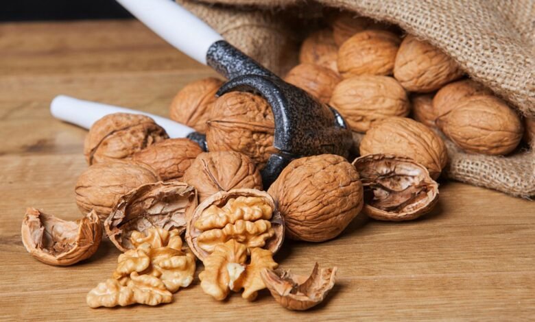 How To Eat Walnuts In Winter: सर्दियों में रोजाना अखरोट खाने के चमत्कार, जानिए सेहत पर इसके अद्भुत फायदे