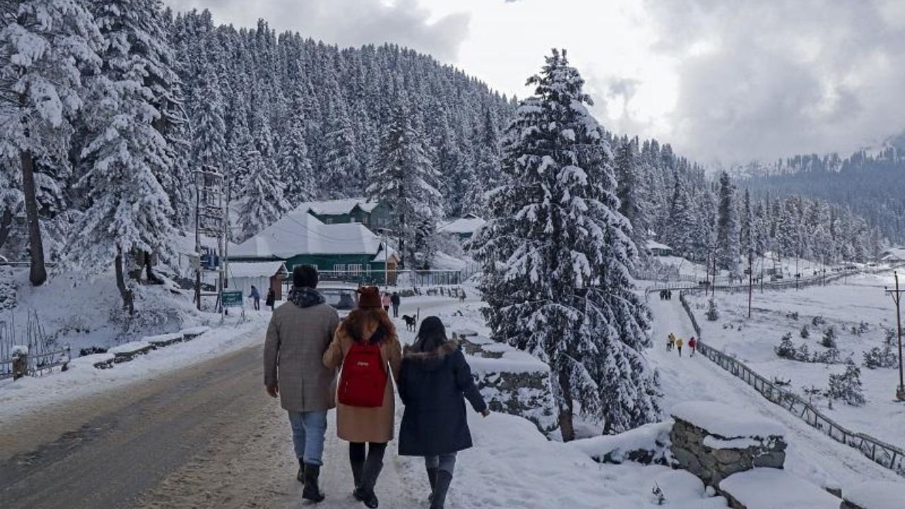 Kashmir Weather Update: जम्मू-कश्मीर के पहाड़ी इलाकों में सर्दी ने पकड़ी रफ्तार, तापमान गिरकर बना शून्य से नीचे