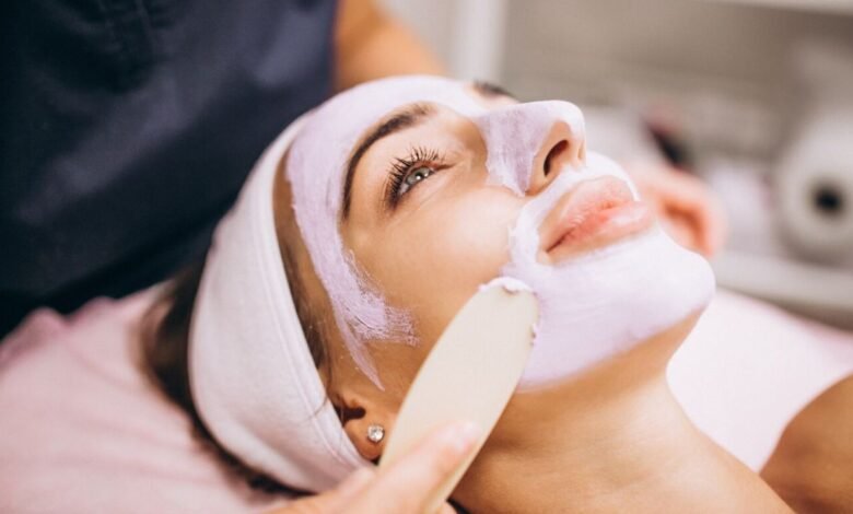 Facial VS Bleach: फेसियल और ब्लिचिंग में क्या है बेहतर? जानें फायदे और नुकसान पूरी जानकारी के साथ