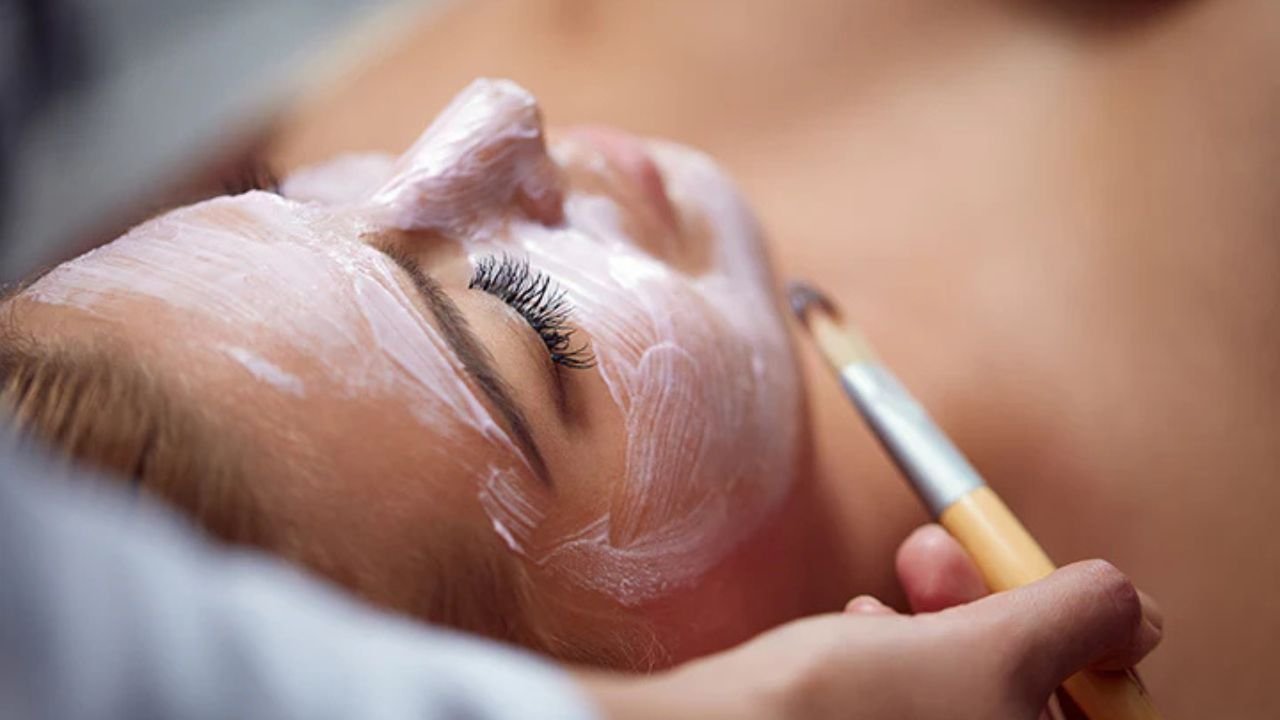 Facial VS Bleach: फेसियल और ब्लिचिंग में क्या है बेहतर? जानें फायदे और नुकसान पूरी जानकारी के साथ