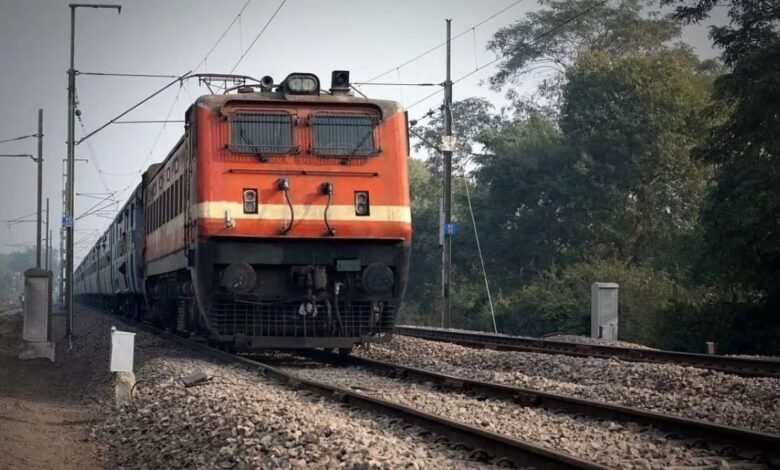 Indian Railways: यात्रियों के लिए अलर्ट! 22-23 नवंबर को रेलवे की टिकटिंग सेवा 5 घंटे बंद, यात्रा से पहले जरूरी सूचना