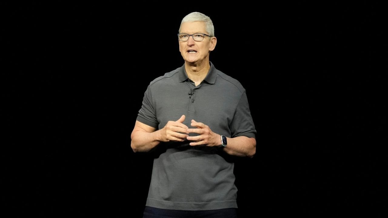 Apple CEO Tim Cook की बर्खास्तगी की खबरें हुईं झूठी, 2026 तक बने रहेंगे कंपनी के कप्तान
