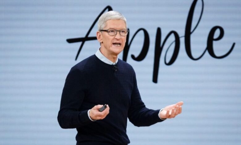 Apple CEO Tim Cook की बर्खास्तगी की खबरें हुईं झूठी, 2026 तक बने रहेंगे कंपनी के कप्तान