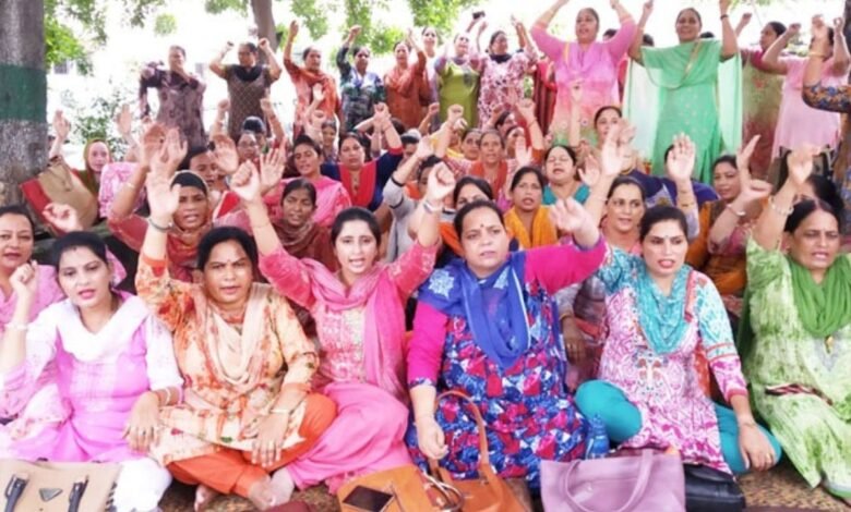 Jammu-Kashmir फैमिली वेलफेयर कर्मचारियों का चार महीने से वेतन बकाया, महिला मल्टीपर्पज़ वर्कर्स ने सरकार को दी सड़क पर उतरने की चेतावनी