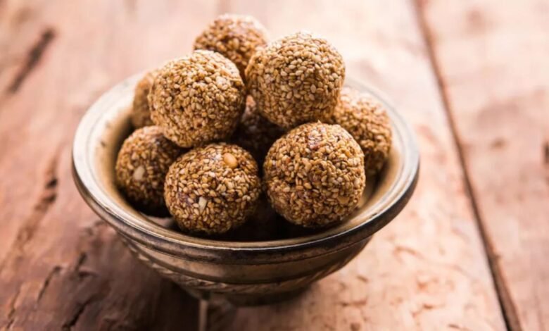 Til Gud Ladoo Recipe: सर्दियों में तिल के लड्डू से बढ़ाएं गर्माहट और सेहत, दादी की खास रेसिपी