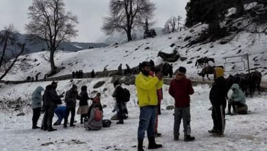 J&K Weather: कश्मीर में ठंड ने तोड़े रिकॉर्ड, शून्य से नीचे गिरा पारा लोग कांप उठे चिल्लई कलां से पहले हालात बिगड़े