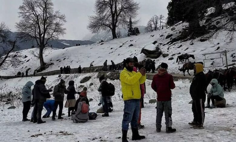 J&K Weather: कश्मीर में ठंड ने तोड़े रिकॉर्ड, शून्य से नीचे गिरा पारा लोग कांप उठे चिल्लई कलां से पहले हालात बिगड़े