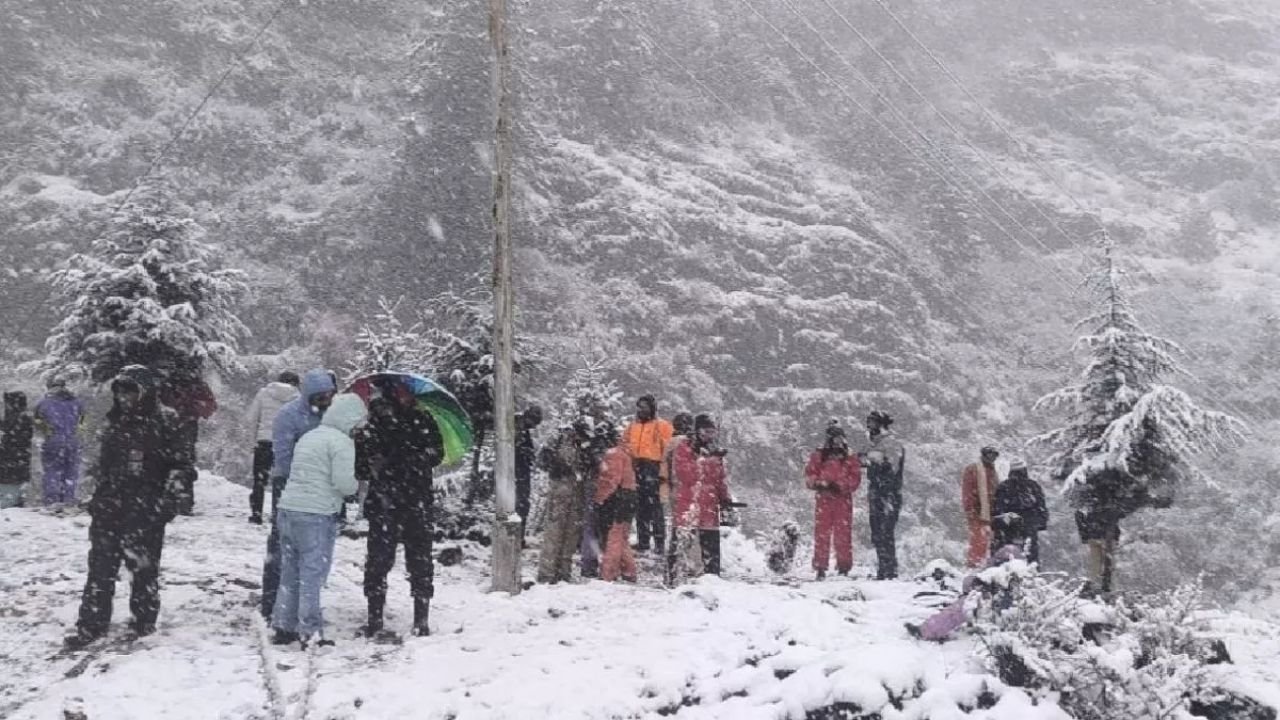 J&K Weather: कश्मीर में ठंड ने तोड़े रिकॉर्ड, शून्य से नीचे गिरा पारा लोग कांप उठे चिल्लई कलां से पहले हालात बिगड़े