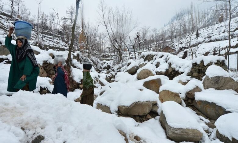 Jammu Kashmir Weather: जम्मू में हल्की गर्मी के बीच कश्मीर में तापमान में भारी गिरावट, ठंड ने बढ़ाई मुश्किलें