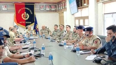 DIG Javed Iqbal Mattoo ने अनंतनाग पुलिस स्टेशन में अपराध और सुरक्षा समीक्षा बैठक की अध्यक्षता की