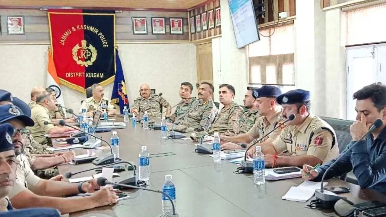 DIG Javed Iqbal Mattoo ने अनंतनाग पुलिस स्टेशन में अपराध और सुरक्षा