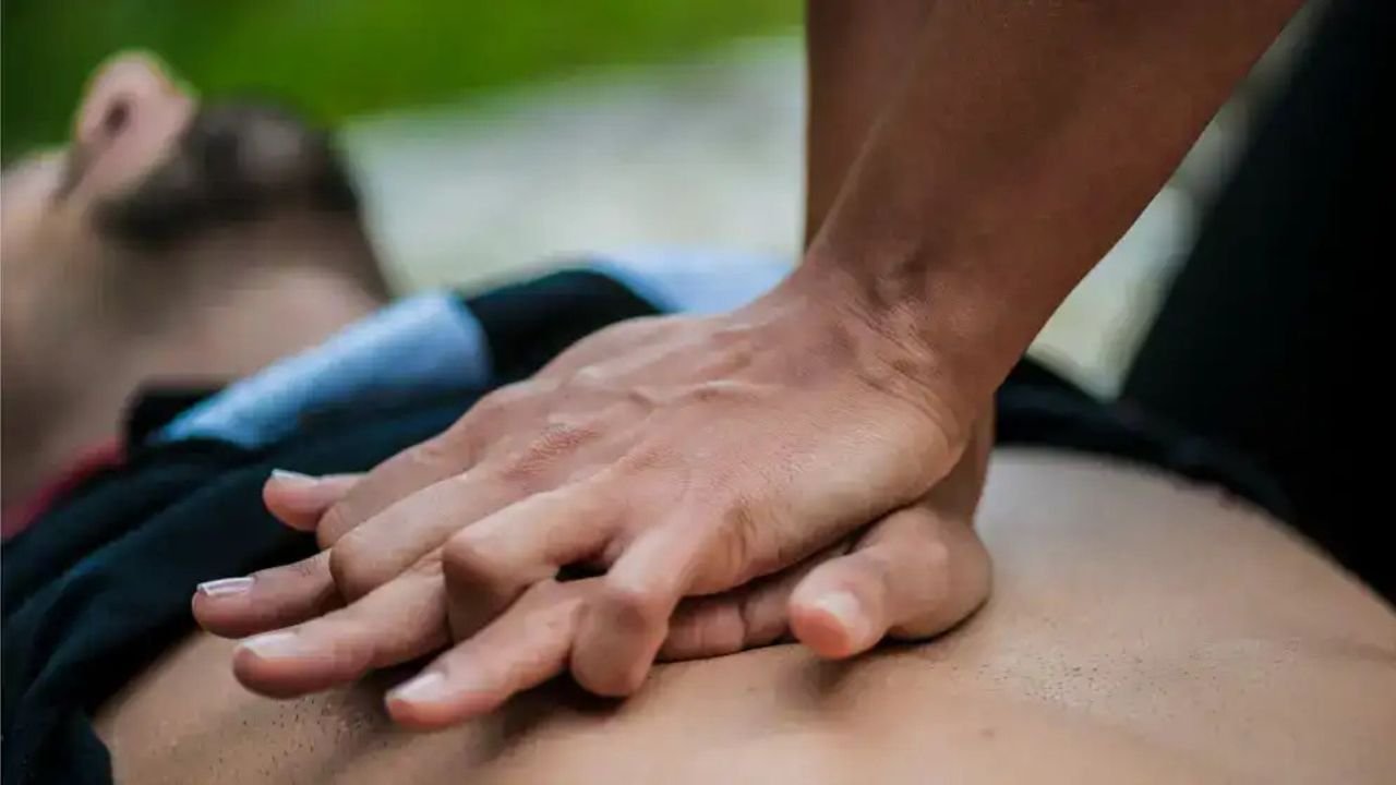 CPR In Heart Attack: किसी के दिल का दौरा पड़ जाए अचानक! आप सिर्फ कुछ मिनटों में कैसे बचा सकते हैं उसकी जान?