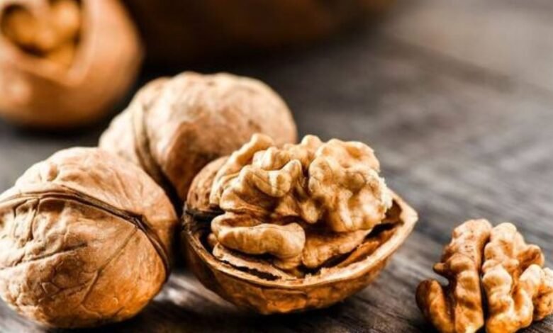 Walnuts: सिर्फ़ 'ब्रेन फूड' नहीं, जानिए कब और कितने खाने से बदल सकती है आपकी सेहत!