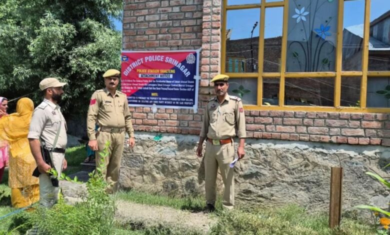 Srinagar पुलिस ने 1 करोड़ की संपत्ति अटैच की, नशा तस्करी में लिप्त आरोपी का घर अब कानून के शिकंजे में