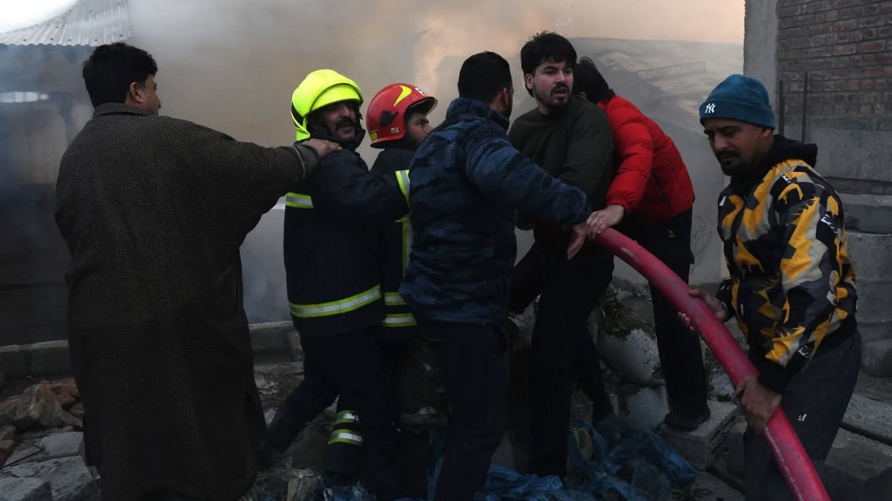 Srinagar के Khayam इलाके में भयानक आग, कई घर जलकर राख, दमकल मौके पर पहुँच कर काबू पाने में जुटी!