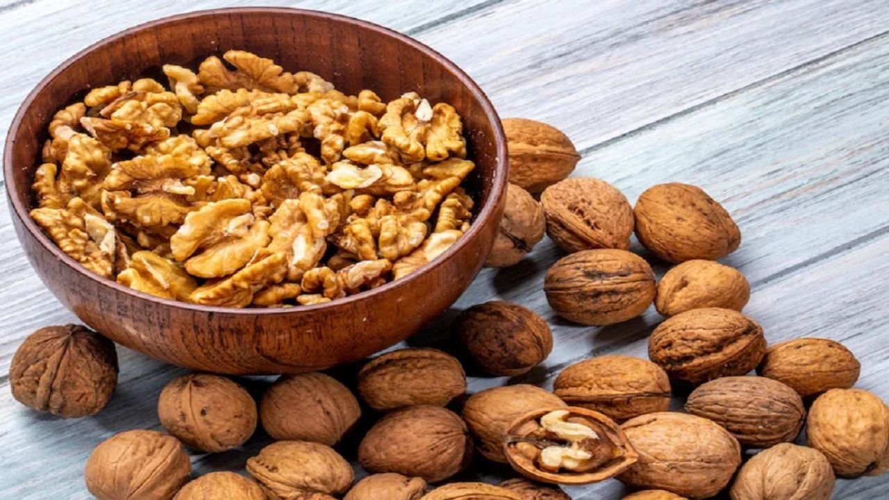 Walnuts: सिर्फ़ 'ब्रेन फूड' नहीं, जानिए कब और कितने खाने से बदल सकती है आपकी सेहत!