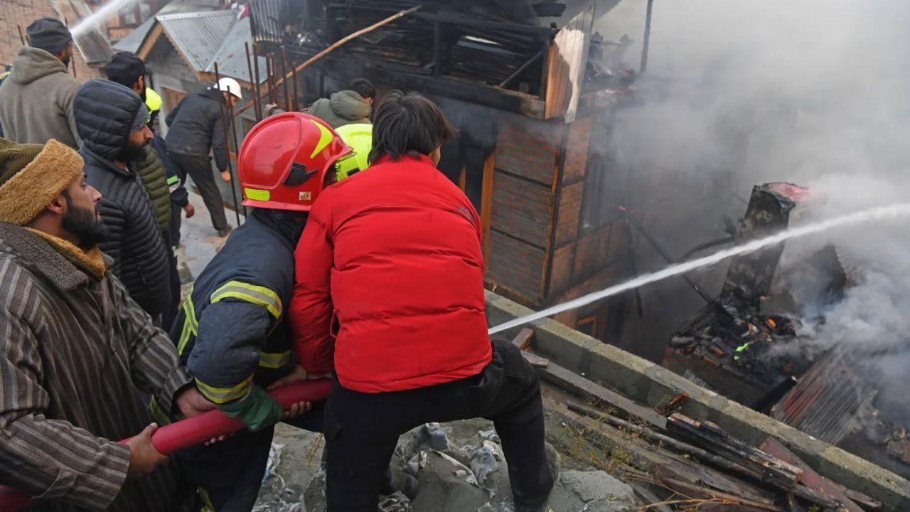 Srinagar के Khayam इलाके में भयानक आग, कई घर जलकर राख, दमकल मौके पर पहुँच कर काबू पाने में जुटी!
