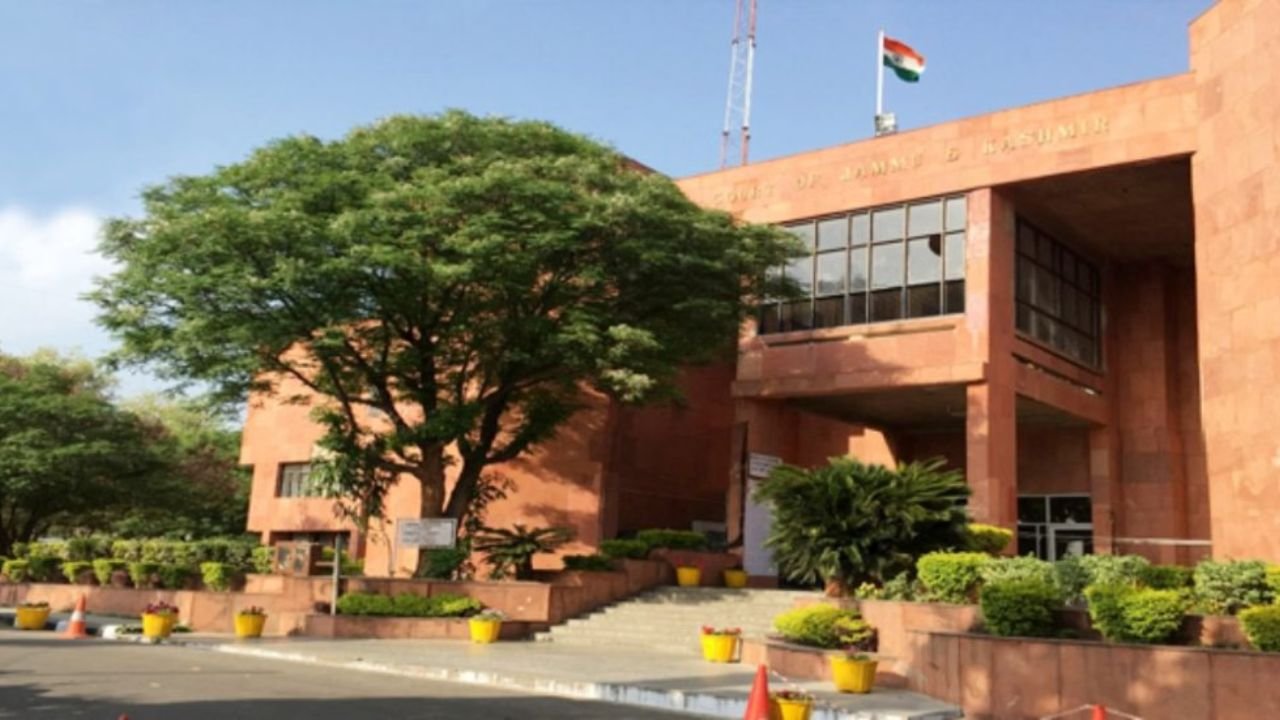 Harpreet Singh vs J&K: डॉक्टर की ऑफिशियल सर्विस समय में प्राइवेट प्रैक्टिस पर हाईकोर्ट ने बड़ी सुनवाई की