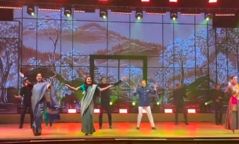 Political News: राजनीति भुला MPs ने किया धमाकेदार डांस! Kangana, Mahua और Supriya ने शादी में मचाई सोशल मीडिया हलचल