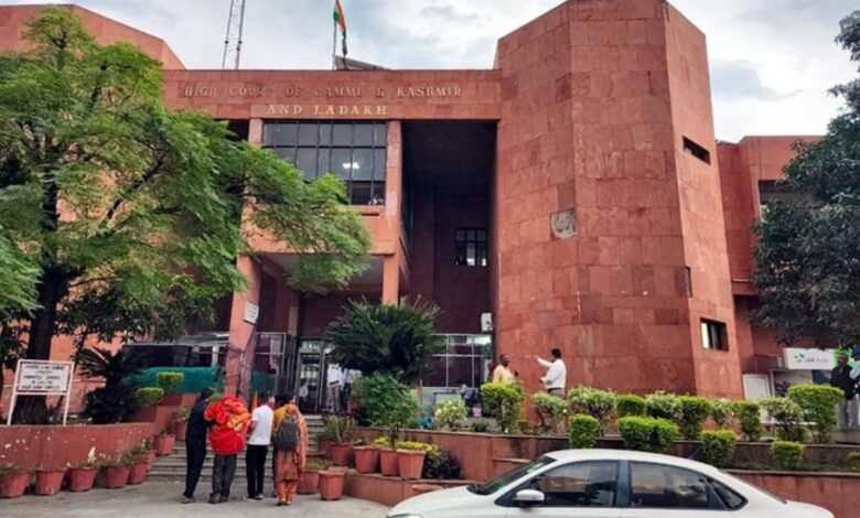 Jammu Kashmir: जानीपुर कोर्ट में तलाक केस के दौरान हुआ झगड़ा, तेजधार हथियार से हमला और हत्या की साजिश का आरोप