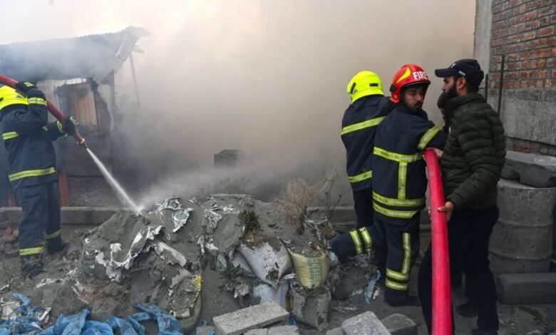 Srinagar के Khayam इलाके में भयानक आग, कई घर जलकर राख, दमकल मौके पर पहुँच कर काबू पाने में जुटी!