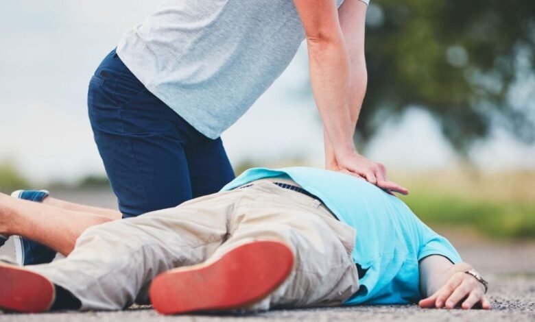 CPR In Heart Attack: किसी के दिल का दौरा पड़ जाए अचानक! आप सिर्फ कुछ मिनटों में कैसे बचा सकते हैं उसकी जान?