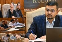 Kulgam में Jal Jeevan Mission Kulgam के काम को तेजी से आगे बढ़ाया जा रहा है। DC Kulgam Shahzad Alam ने Tuesday को एक अहम बैठक की। बैठक में जिले में चल रहे JJM Works की Progress पर बात हुई। बैठक में बताया गया कि अब तक 55,624 घरों को Water Connections दिए जा चुके हैं। जिले में कुल 61,138 घरों तक पानी पहुंचाने का लक्ष्य रखा गया है। अधिकारियों ने बताया कि JJM के तहत जिले में 143 Schemes पर काम चल रहा है। इन Schemes में कुल 220 Works शामिल हैं। कई Projects का काम पूरा भी हो चुका है। बैठक में Drinking Water Quality और Water Testing पर भी चर्चा हुई। बताया गया कि Kulgam जिले में पानी की जांच के लिए तीन Testing Labs मौजूद हैं। यहां नियमित रूप से पानी की जांच की जा रही है ताकि लोगों को साफ पानी मिल सके। DC Shahzad Alam ने कहा कि Jal Jeevan Mission Kulgam सरकार का एक अहम Program है। इसका मकसद हर घर तक साफ पानी पहुंचाना है। उन्होंने सभी को मिलकर तेजी से काम करने के निर्देश दिए। बैठक में कुछ Projects में आ रही दिक्कतों पर भी बात हुई। DC ने Contractors से कहा कि जो काम पूरे होने के करीब हैं उन्हें Priority पर जल्द खत्म किया जाए। उन्होंने साफ कहा कि देरी होने पर Penalty भी लगाई जाएगी।