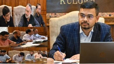 Kulgam में Jal Jeevan Mission Kulgam के काम को तेजी से आगे बढ़ाया जा रहा है। DC Kulgam Shahzad Alam ने Tuesday को एक अहम बैठक की। बैठक में जिले में चल रहे JJM Works की Progress पर बात हुई। बैठक में बताया गया कि अब तक 55,624 घरों को Water Connections दिए जा चुके हैं। जिले में कुल 61,138 घरों तक पानी पहुंचाने का लक्ष्य रखा गया है। अधिकारियों ने बताया कि JJM के तहत जिले में 143 Schemes पर काम चल रहा है। इन Schemes में कुल 220 Works शामिल हैं। कई Projects का काम पूरा भी हो चुका है। बैठक में Drinking Water Quality और Water Testing पर भी चर्चा हुई। बताया गया कि Kulgam जिले में पानी की जांच के लिए तीन Testing Labs मौजूद हैं। यहां नियमित रूप से पानी की जांच की जा रही है ताकि लोगों को साफ पानी मिल सके। DC Shahzad Alam ने कहा कि Jal Jeevan Mission Kulgam सरकार का एक अहम Program है। इसका मकसद हर घर तक साफ पानी पहुंचाना है। उन्होंने सभी को मिलकर तेजी से काम करने के निर्देश दिए। बैठक में कुछ Projects में आ रही दिक्कतों पर भी बात हुई। DC ने Contractors से कहा कि जो काम पूरे होने के करीब हैं उन्हें Priority पर जल्द खत्म किया जाए। उन्होंने साफ कहा कि देरी होने पर Penalty भी लगाई जाएगी।