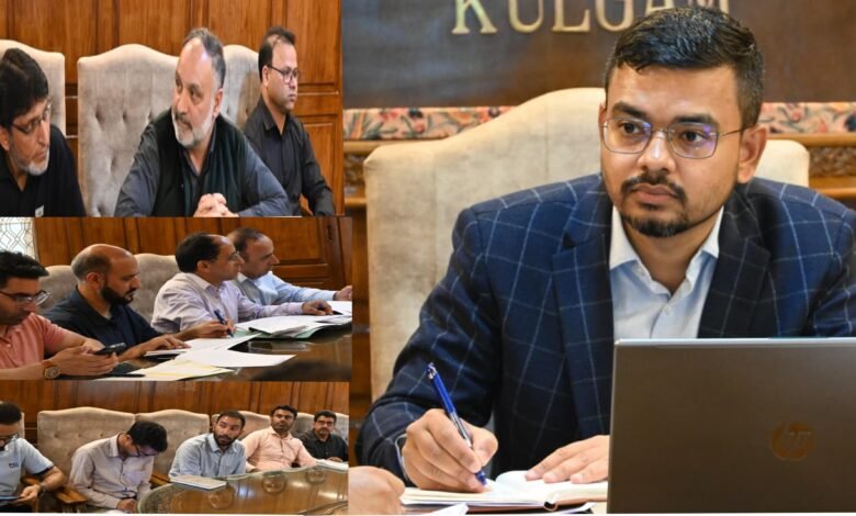 Kulgam में Jal Jeevan Mission Kulgam के काम को तेजी से आगे बढ़ाया जा रहा है। DC Kulgam Shahzad Alam ने Tuesday को एक अहम बैठक की। बैठक में जिले में चल रहे JJM Works की Progress पर बात हुई। बैठक में बताया गया कि अब तक 55,624 घरों को Water Connections दिए जा चुके हैं। जिले में कुल 61,138 घरों तक पानी पहुंचाने का लक्ष्य रखा गया है। अधिकारियों ने बताया कि JJM के तहत जिले में 143 Schemes पर काम चल रहा है। इन Schemes में कुल 220 Works शामिल हैं। कई Projects का काम पूरा भी हो चुका है। बैठक में Drinking Water Quality और Water Testing पर भी चर्चा हुई। बताया गया कि Kulgam जिले में पानी की जांच के लिए तीन Testing Labs मौजूद हैं। यहां नियमित रूप से पानी की जांच की जा रही है ताकि लोगों को साफ पानी मिल सके। DC Shahzad Alam ने कहा कि Jal Jeevan Mission Kulgam सरकार का एक अहम Program है। इसका मकसद हर घर तक साफ पानी पहुंचाना है। उन्होंने सभी को मिलकर तेजी से काम करने के निर्देश दिए। बैठक में कुछ Projects में आ रही दिक्कतों पर भी बात हुई। DC ने Contractors से कहा कि जो काम पूरे होने के करीब हैं उन्हें Priority पर जल्द खत्म किया जाए। उन्होंने साफ कहा कि देरी होने पर Penalty भी लगाई जाएगी।