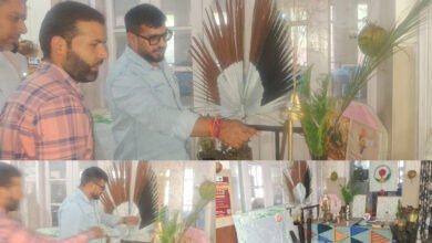 Rajouri De-Addiction Centre में मरीजों से बातचीत करते DC