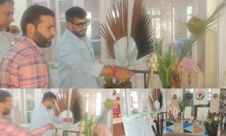 Rajouri De-Addiction Centre में मरीजों से बातचीत करते DC