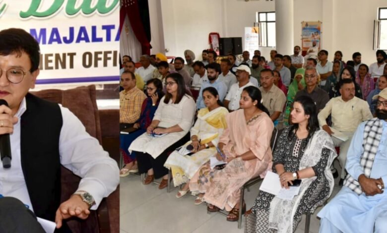 Block Diwas Udhampur कार्यक्रम में लोगों की समस्याएं सुनते DC