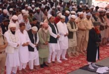 Ramban में Eid-ul-Adha Celebration के दौरान Namaz-e-Eid अदा करते लोग