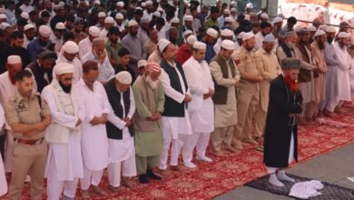 Ramban में Eid-ul-Adha Celebration के दौरान Namaz-e-Eid अदा करते लोग