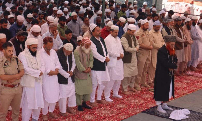 Ramban में Eid-ul-Adha Celebration के दौरान Namaz-e-Eid अदा करते लोग
