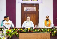 Amit Shah Border Security meeting के दौरान अधिकारियों के साथ चर्चा करते हुए