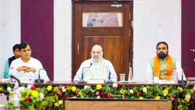 Amit Shah Border Security meeting के दौरान अधिकारियों के साथ चर्चा करते हुए