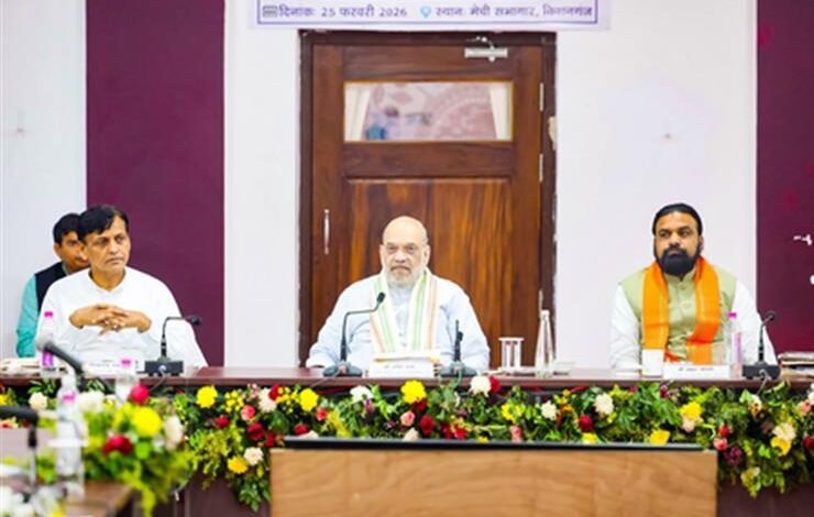Amit Shah Border Security meeting के दौरान अधिकारियों के साथ चर्चा करते हुए