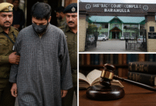 Baramulla POCSO Case में आरोपी teacher को Court से bail मिलने के बाद police custody और Baramulla District Court की तस्वीर