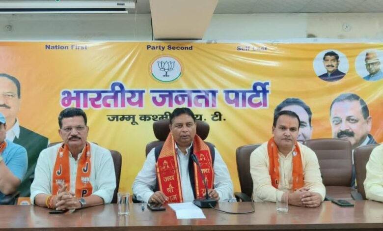 Jammu के Trikuta Nagar में आयोजित BJP Jan Sampark Abhiyan बैठक में मौजूद Ashok Koul और SC Morcha नेता