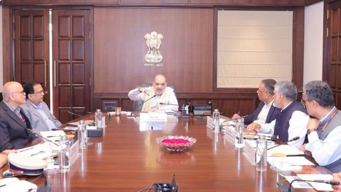 Border Security Action को लेकर Amit Shah द्वारा Rajasthan में senior officials के साथ security review meeting करते हुए representative image.