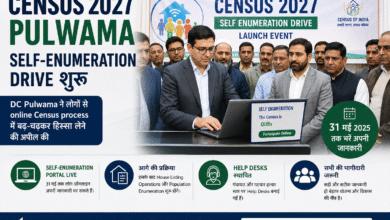 Pulwama में Census 2027 Self-Enumeration Drive लॉन्च करते हुए District Administration के अधिकारी।